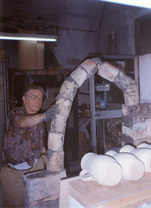 Ciro Fornaro nel suo laboratorio, durante un installazione rappresentante un vecchio forno a legna.