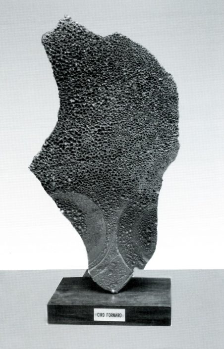 "Frammento" ,scultura in gres, h. cm. 100, 1986