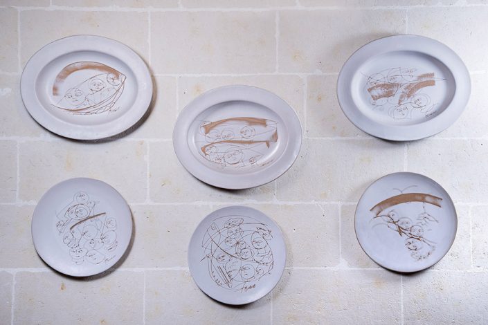 Piatti e ovali in maiolica incisa con volti, collezione Ghiaccio,disponibili anche nella variante Mediterraneo