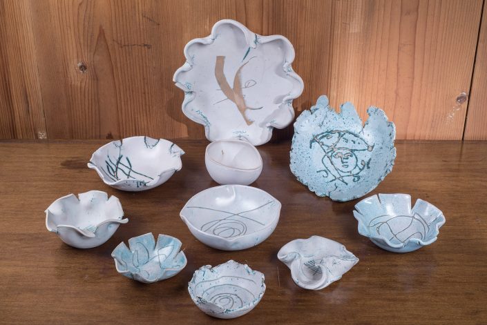 Forme frastagliate collezione Mediterraneo, ceramica incisa a mano