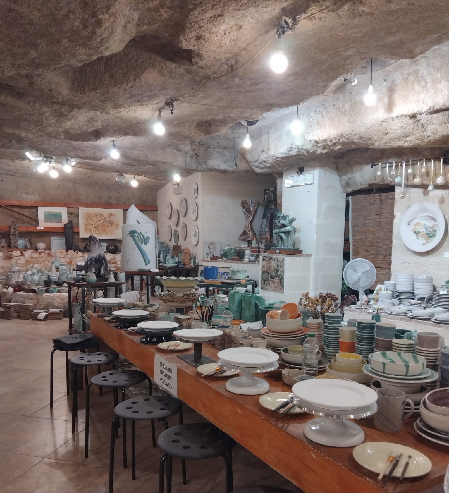Laboratorio di ceramica nella grotta ipogea di Ceramiche Ciro Fornaro a Grottaglie