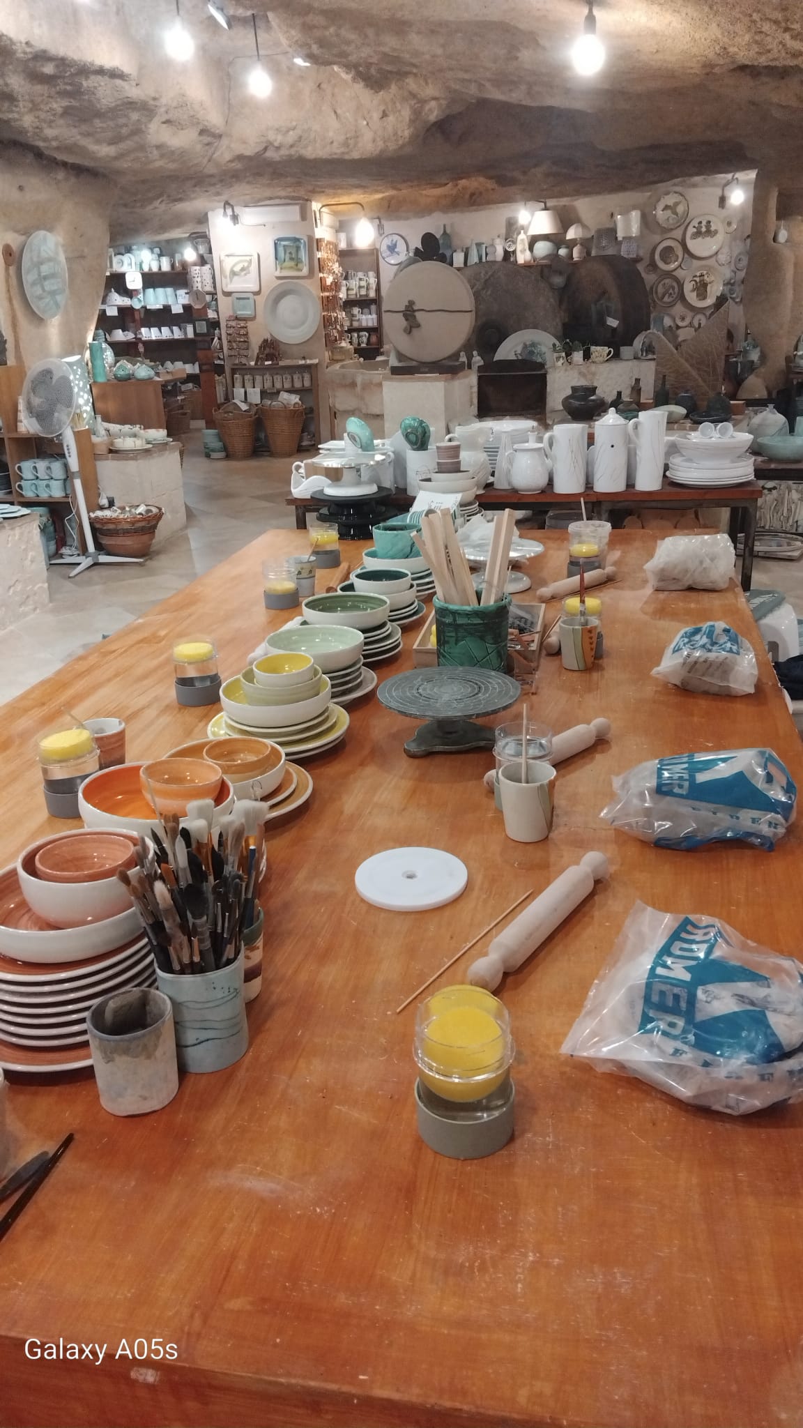 Materiali per pittura ceramica durante il laboratorio Clay and Paint